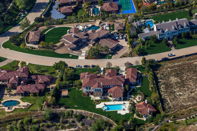 NABOLAGET: Det er i dette nabolaget Justin Bieber bor i Calabasas, California. Bieber hus er nederst i midten av bildet. Foto: Mark Holtzman / Splash News/ All Over Press NABOLAGET: Det er i dette nabolaget Justin Bieber bor i Calabasas, California. Bieber hus er nederst i midten av bildet. Foto: Mark Holtzman / Splash News/ All Over Press